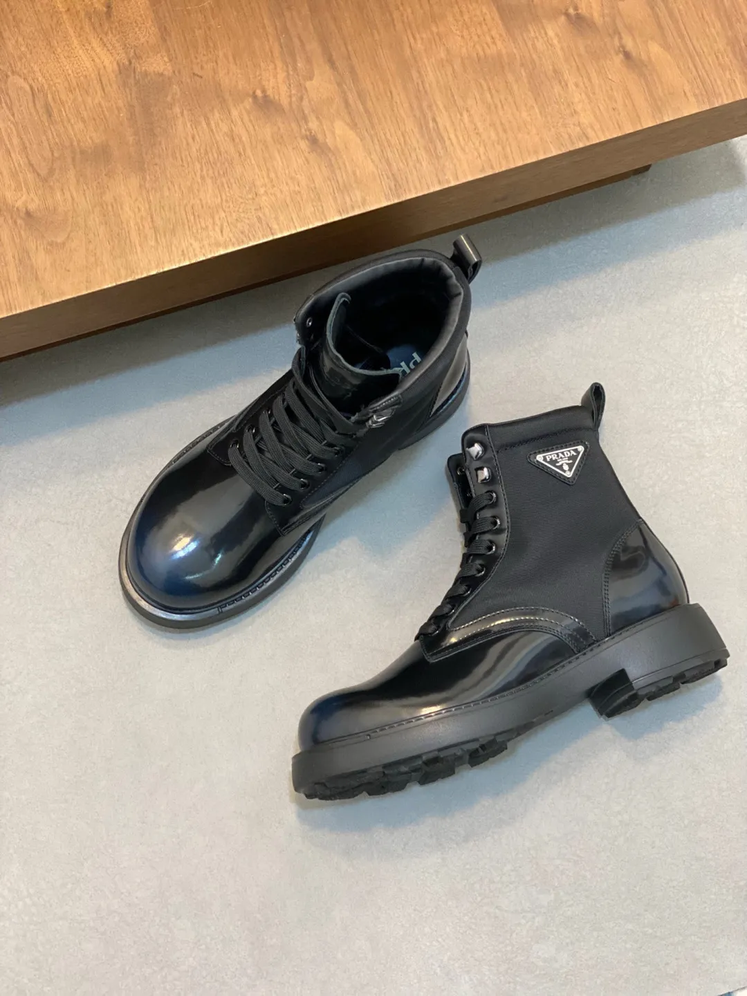 Men's shoes 💰940 PRADA men's latest ultra-light new short wool boots for autumn and winter, two-color blue nylon cowhide leather with eyelets and metal hooks, enameled triangle metal logo, 4m ultra-light serrations Ev a injection rubber concave and convex large particle snowflake pattern anti-slip soles very light and comfortable on the foot Urban modern military boot style design Men's model 39 40 41 42 43 44